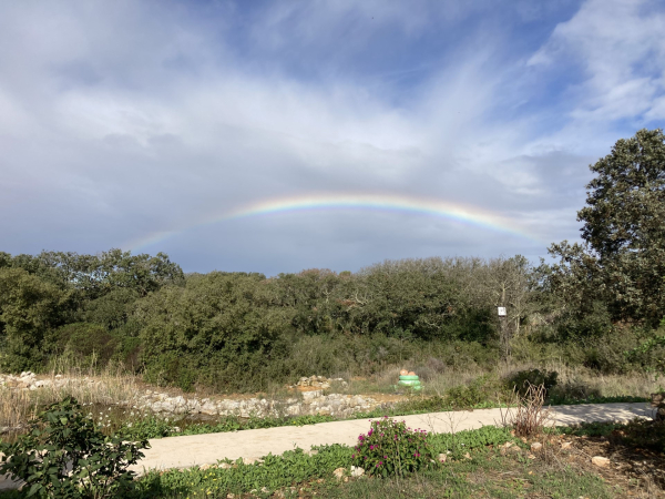 Parc pédagogique de Villeveyrac surmonté d'un arc-en-ciel